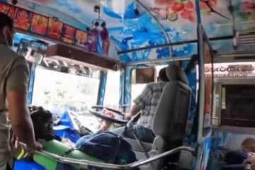 அதிவேகத்தில் பயணித்தபடி சாரதிகளுக்கிடையில் மோதல்! இலங்கையில் வெளிநாட்டவரின் கமராவில் சிக்கிய காட்சி