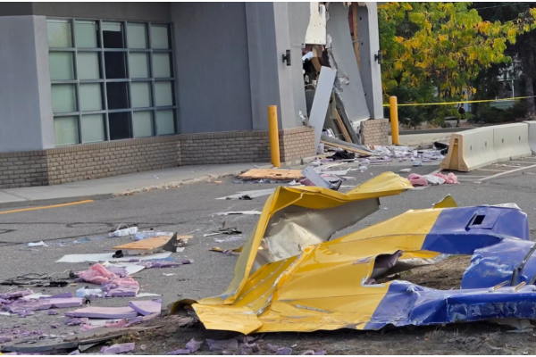 கனடாவில் ஏ.டி.எம். இயந்திரம் கொள்ளை | Suspects Forcibly Remove Atm From Bc Bank