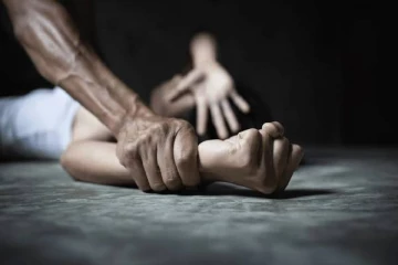 பர்த் டே பார்ட்டி.. வீட்டில் பொய் சொல்லி சென்ற இளம்பெண் - ஆண் நண்பரால் நேர்ந்த கொடூரம்!