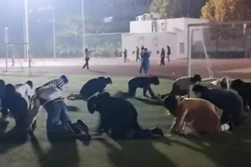 நான்கு கால்களால் நடக்கும் மாணவர்கள்; இணையத்தில் வைரலாகும் காணொளி