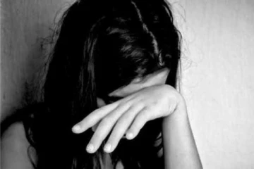 கழிவறையில் சிறுமியுடன் பாலியல் உறவில் ஆசிரியை - வாழ்நாள் தடை விதிப்பு!