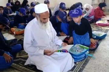 65 வயதில் ஆரம்பப் பாடசாலையில் சேர்ந்த முதியவர்; நெட்டிசன்கள் பாராட்டு