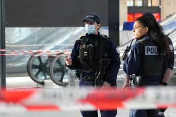 பாரிஸ் கத்திக்குத்து சம்பவம்: தாக்குதல்தாரி மீது கொலை முயற்சி குற்றச்சாட்டு