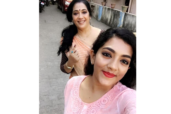 ரேகா பொண்ணா இது..! அடடா எவ்வளவு அழகா இருக்காங்க | Rekha With Her Daughter