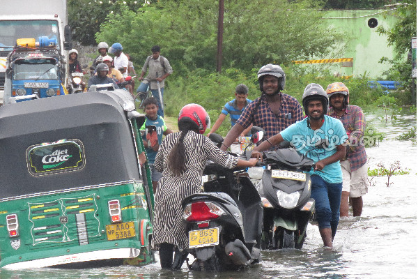 சீரற்ற காலநிலை:நாட்டில் பல பகுதிகள் பாதிப்பு (Photos) | Road Submerged Due To The Spread Of Flood Water