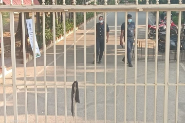 இலங்கையின் சுதந்திர தினத்தில்  யாழ். பல்கலையில்  கட்டப்பட்ட  கறுப்பு துணி!