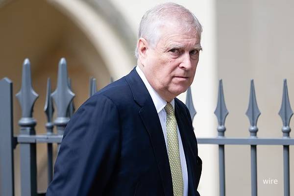 எப்ஸ்டீனால் தனி விமானத்தில் பெண்கள் பிரித்தானியாவிற்கு கடத்தப்பட்டார்களா... பொலிஸார் விசாரணை | Epstein Trafficked Women Into