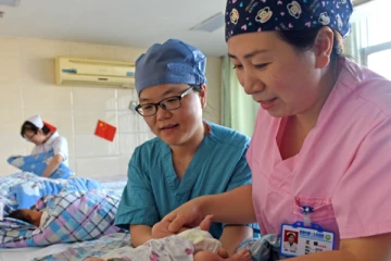 சீனாவில் தாய்க்கு பிரசவம் பார்த்த 13 வயது சிறுவன்