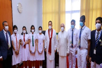 சாதனை மாணவர்களை சந்தித்த பிரதமர்  மஹிந்த ராஜபக்க்ஷ!