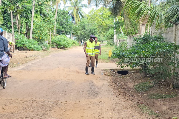 பொலிஸார் துப்பாக்கி பிரயோகம் : மணலை கொட்டியபடி தப்பியோடிய டிப்பர் வாகனம் | Police Fire Tipper Truck Dumps Sand And Flees