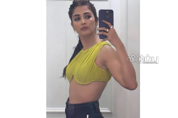 இறுக்கமான ஆடையில் மிரட்டும் நடிகை பூஜா ஹெக்டே.. ஷாக்காகும் ரசிகர்கள்.. | Pooja Hegde Latest Salman Khan Movie Promition