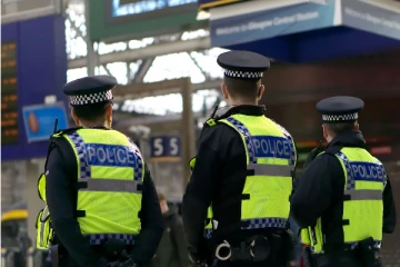 லண்டனில் இரு பொலிஸார் மீது கத்திக்குத்து!