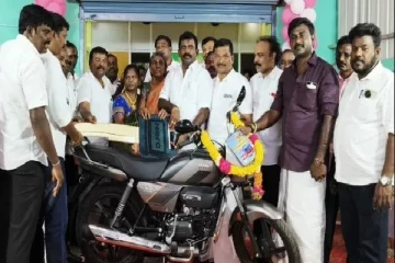 லாபத்தில் வந்த பணம்.., ஊழியர்களுக்கு பைக்குகள், தங்க நாணயங்கள் கொடுத்து அசத்திய டிராவல்ஸ் உரிமையாளர்