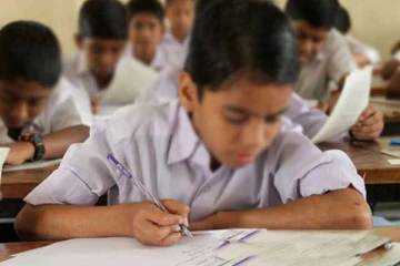 வினாத்தாள்களை வெளியிட்டதால் மேற்கொள்ளப்பட்ட சட்ட நடவடிக்கை