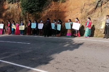 சீரான பேருந்து போக்குவரத்தை வழங்க கோரி நுவரெலியாவில் ஆர்ப்பாட்டம்