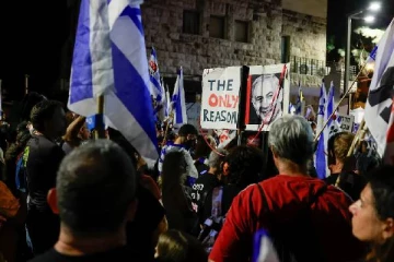 பிரதமர் நெதன்யாகு வீட்டின் முன் குவிந்த இஸ்ரேலிய மக்களால் பரபரப்பு: வலுக்கும் எதிர்ப்பு