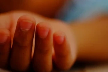 මවක් සිය දරු දෙදෙනාට වස පොවයි - පස් හැවිරිදි දරුවා ජිවිතක්ෂයට..