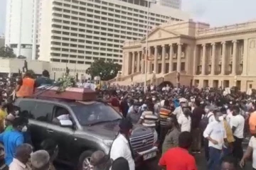 ஜனாதிபதி செயலகத்துக்குள் சவப்பெட்டியும் மலர் மாலையும் வீசப்பட்டதால் பதற்றம்!