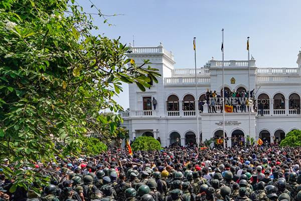 கொழும்பை தெறிக்கவிட்ட போராட்டகாரர்கள்;  வீழ்ந்தது பிரதமர் அலுவலகம்! | P M Office Is Also Under Ontrol Protesters
