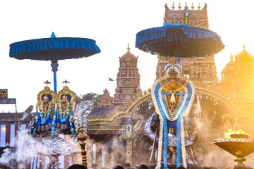 நல்லூர் கந்தசுவாமி ஆலய இரண்டாம் திருவிழா ; வெள்ளி மயில் வாகனத்தில் வந்த கந்தன்