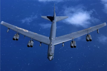 அமெரிக்காவின் B-52 குண்டுவீச்சு விமானம் புறப்பட்ட சில நிமிடங்களில் விபத்து