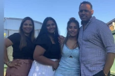 மனைவி மற்றும் 2 மகள்களுடன் இருக்கும் அழகிய புகைப்படத்தை வெளியிட்டு புத்தாண்டு வாழ்த்து கூறிய இலங்கை கிரிக்கெட் வீரர்