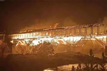 900 ஆண்டுகள் பழமையான மரப்பாலம் எரிந்து சாம்பல்