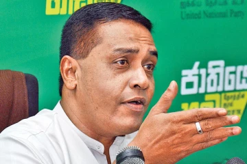 அரசாங்கத்தின் தவறான தீர்மானங்களே பொருளாதார சரிவுக்கு காரணம் - துஷார இந்துனில்