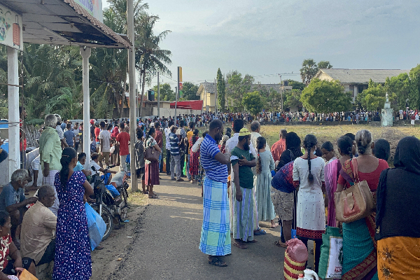 மன்னாரில் மண்ணெண்ணெய் விநியோகம்(Photo) | Distribution Of Kerosene In Mannar