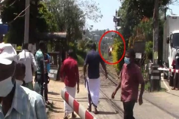 ரயில் கடவையில் ஆபத்தான  செயலில் ஈடுபடும் மக்கள்!