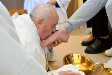 பெண் கைதிகளின் பாதங்களை முத்தமிட்ட போப்பாண்டவர்