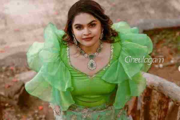 புதிய காரை வாங்கியுள்ள பிரபல நடிகை வித்யூராமன்.. குடும்பத்துடன் அவர் வெளியிட்ட போட்டோ | Actress Vidyulekha Raman New Car Photos