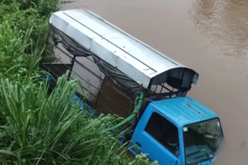 கால்வாயில் கவிழ்ந்து விபத்துக்குள்ளான லொறி ; சாரதி வைத்தியசாலையில்