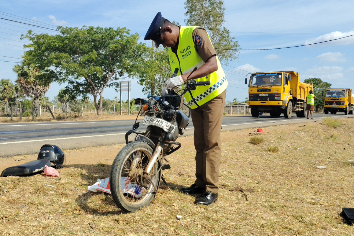 கிளிநொச்சியில் இடம்பெற்ற வாகன விபத்தில் ஒருவர் பலி | One Person Has Died In An Accident Kilinochchi கிளிநொச்சியில் இடம்பெற்ற வாகன விபத்தில் ஒருவர் பலி | One Person Has Died In An Accident Kilinochchi