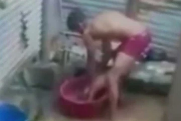 இரண்டு வயது குழந்தையை கொடூரமாக தாக்கிய நபர்! காணொளி தொடர்பில் விசாரணை