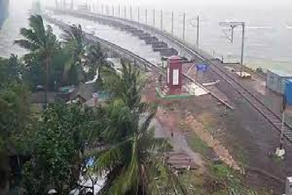 இலங்கையை விட்டு நகர்ந்து தமிழகத்தை தாக்கும் டித்வா புயல் | Cyclone Ditwah Heavy Rainfall Batters Tamil Nadu இலங்கையை விட்டு நகர்ந்து தமிழகத்தை தாக்கும் டித்வா புயல் | Cyclone Ditwah Heavy Rainfall Batters Tamil Nadu