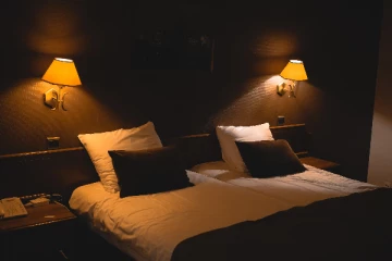 ஹோட்டல் அறையில் பெண்ணுடன் பிடிபட்ட பிக்கு!