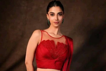 28 வயதிலும் குறையாத அழகு.. ட்ரெண்டி லுக்கில் கலக்கும் நடிகை மீனாட்சி!