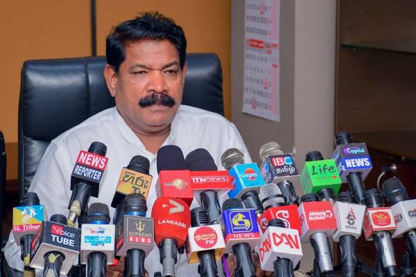 மன்னார் காற்றாலை திட்டத்தினால் ஆபத்தொன்றுமில்லை: அமைச்சர் திட்டவட்டம் | Minister Blames Ex Govt For Wind Project Approval