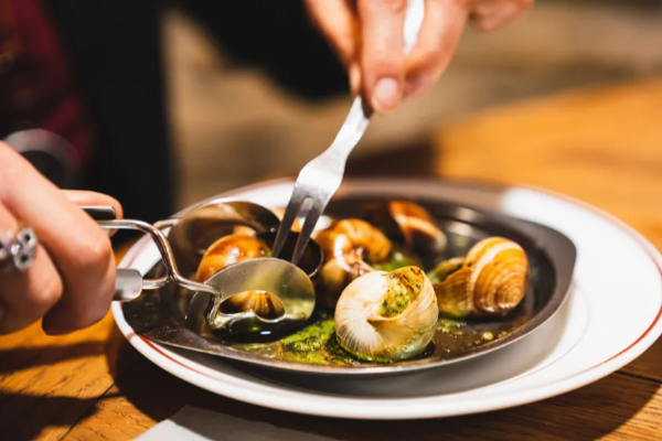 90,000 யூரோக்கள் மதிப்புடைய உணவுப்பொருள் ஒன்றைத் திருடிச் சென்ற திருடர்கள் | 90000 Euro Worth Snails Stolen From France Farm