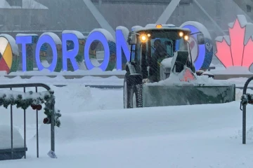 கனடாவில் வீசிய திடீர் பனி புயல்! மக்களின் இயல்பு வாழ்க்கை முடக்கம்