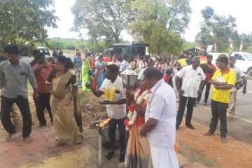 முல்லைத்தீவில் தமிழ் பொது வேட்பாளரை வரவேற்ற மக்கள்