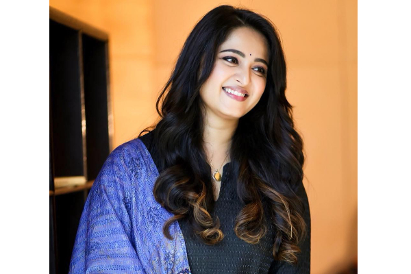 உடல் எடையை குறைத்து மீண்டும் நடிக்கவரும் நடிகை அனுஷ்கா.. அதுவும் காமெடி கதைக்களத்தில் | Anushka Shetty Again Acting After Weight Loss