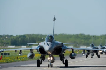 போலந்துக்கு 3 ரபேல் விமானங்களை அனுப்பி வைத்த பிரான்ஸ்: மக்ரோன் அளித்த வாக்குறுதி