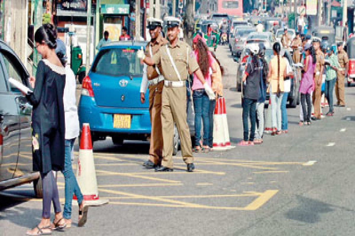 சட்டவிரோதமாக சாலையைக் கடக்கும் பாதசாரிகளுக்கு சமூக அந்தஸ்தைப் பாராமல் தண்டனை | Strict Punishment Who Cross The Road Illegally சட்டவிரோதமாக சாலையைக் கடக்கும் பாதசாரிகளுக்கு சமூக அந்தஸ்தைப் பாராமல் தண்டனை | Strict Punishment Who Cross The Road Illegally