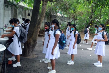 ஆசிரியரின் இழிவான செயல்; மாணவியின் முறைப்பாடு