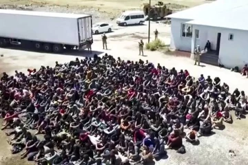 லொரிக்குள் பதுங்கி வந்த 300 ஆப்கான் அகதிகள்...துருக்கி எல்லையில் தடுத்து நிறுத்தம்