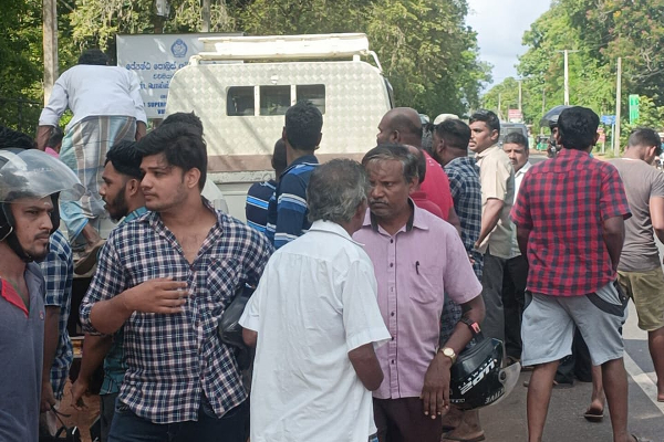 வவுனியாவில் இன்று பரபரப்பை ஏற்படுத்திய சம்பவம்; நையப்புடைக்கப்பட்ட நபர்கள் | Today S Sensational Incident In Vavuniya