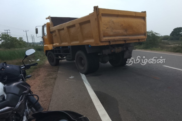 கிளிநொச்சி ஆனையிறவு பகுதியில் விபத்து: டிப்பர் சேதம் | Accident In Kilinochchi Today