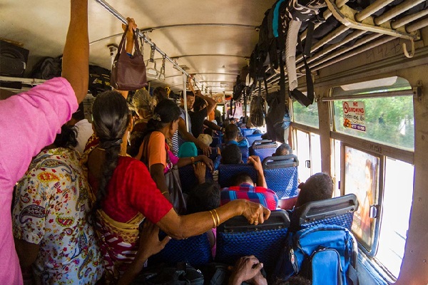 பேருந்தில் காவல்துறை அதிகாரியின் அநாகரிக செயல் - சுற்றி வளைத்து தாக்கிய பயணிகள் | Chief Inspector Ouching The Breast Woman
